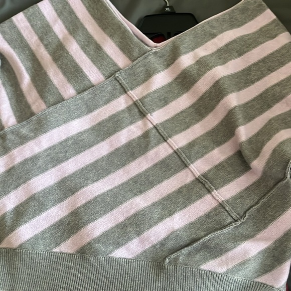 Crazy Unique Purple Striped Pattern V Neck Front & Back Top💜 - Picture 5 of 5